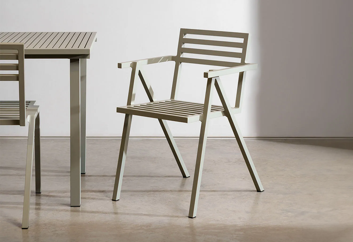 19 Outdoors Stacking Armchair