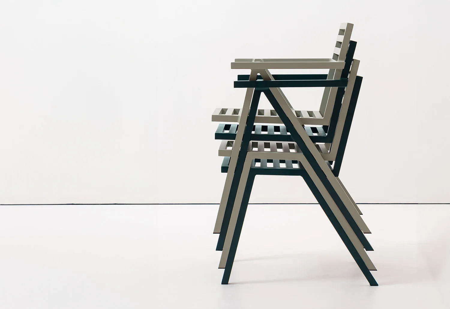 19 Outdoors Stacking Armchair
